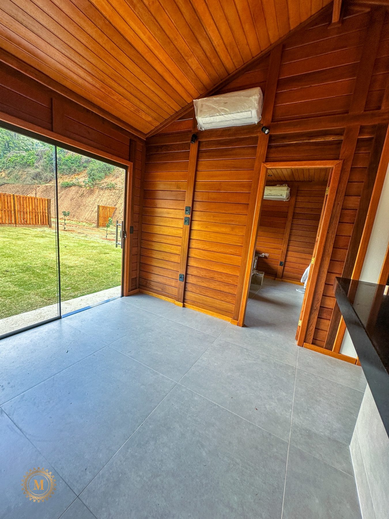 Ambiente interno com madeira