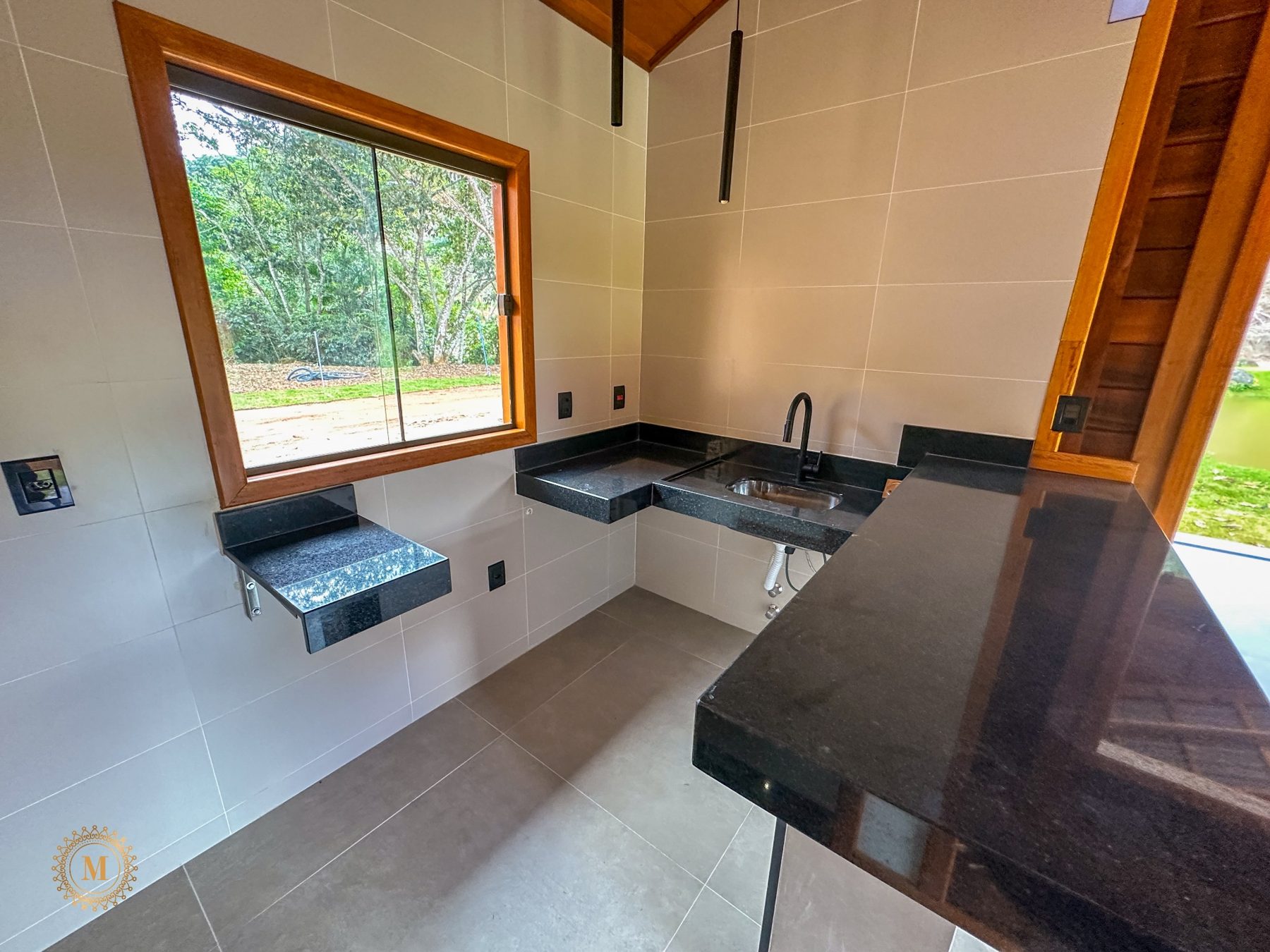 Cozinha com bancada escura